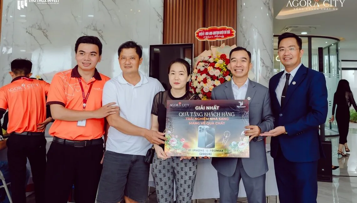 Khach hang Chi Le Thi Thu Ha vui mung nhan qua tang 01 chiec IPhone 15 Promax 256GB
