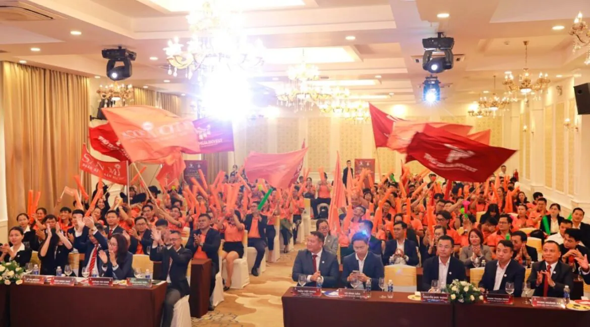 Bau khong khi ruc lua tai su kien ra quan du an Agora City