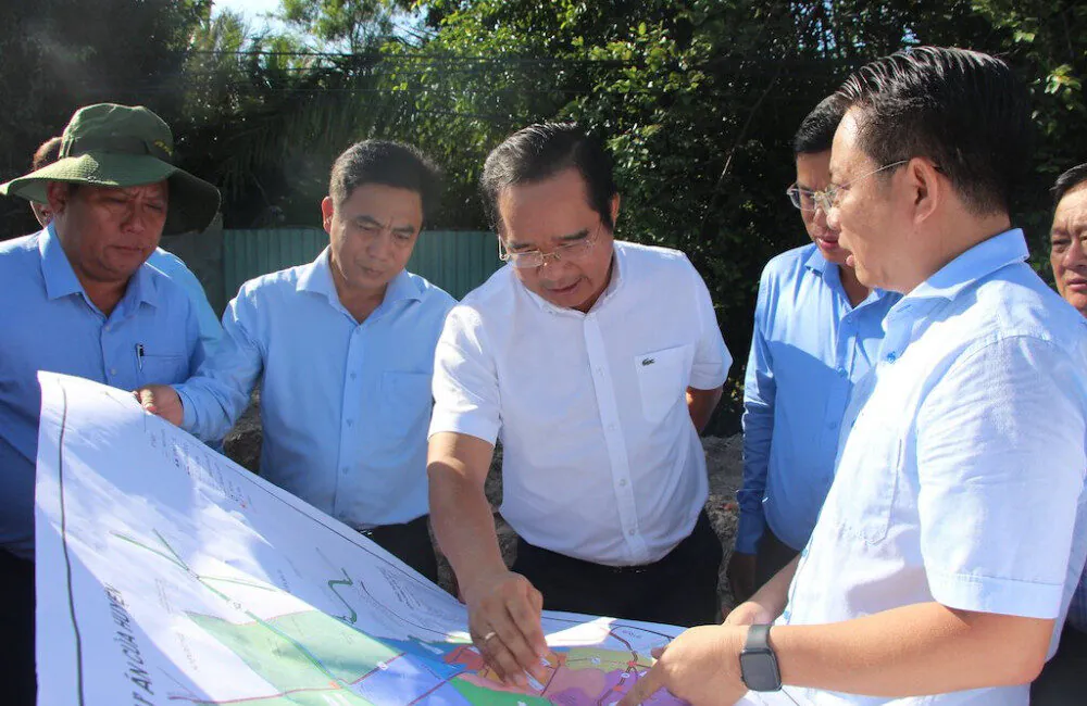 Bi thu Tinh uy Chu tich HDND tinh Nguyen Van Duoc thu 3 trai qua khao sat tai Cong trinh cau qua kenh Thu Thua ben do Cay Da noi xa Nhi Thanh va Tan Thanh bao long an