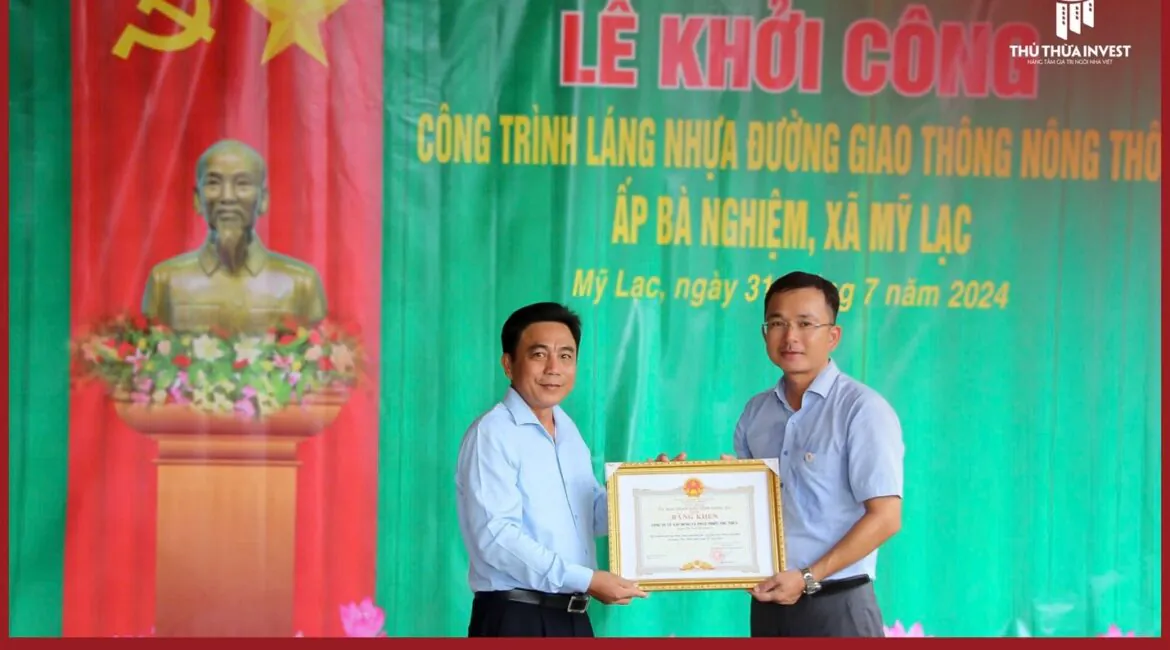 UBND tinh Long An trao tang Bang khen cho Cong ty Co phan Dau tu Phat trien Thu Thua